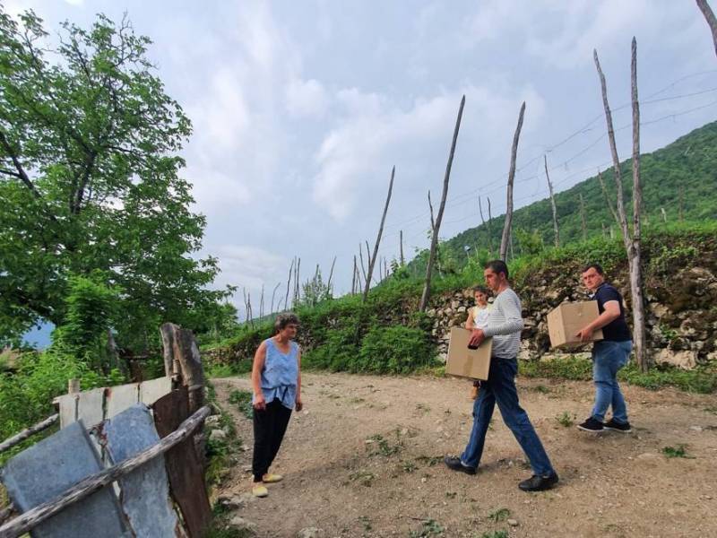 ბიუროს წარმომადგენლებმა, გოჩა ენუქიძისგან, ქალბატონ თინათინს, სასურსათო ნობათი და...